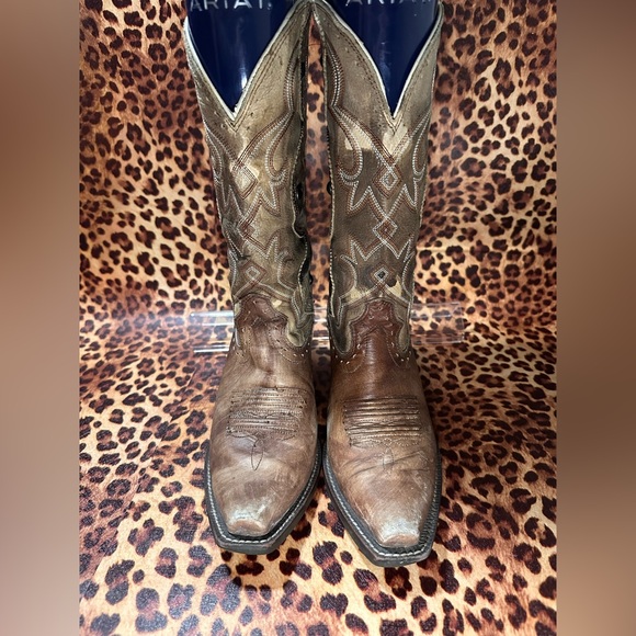 Ariat Distressed Brown Leather Boots with Studded detail Size 7 - Picture 9 of 9